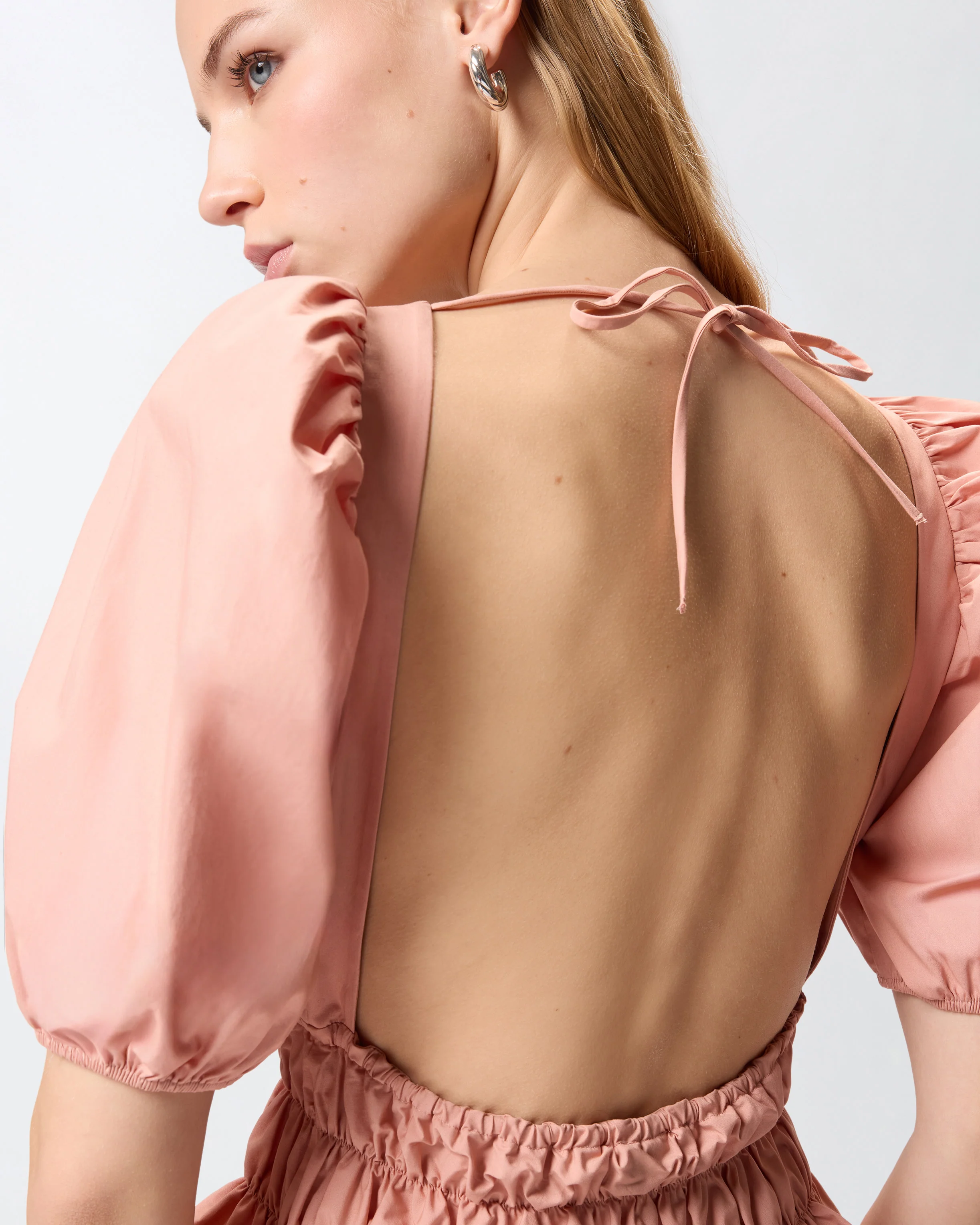 Top cropped con volant e schiena scoperta - Image 4