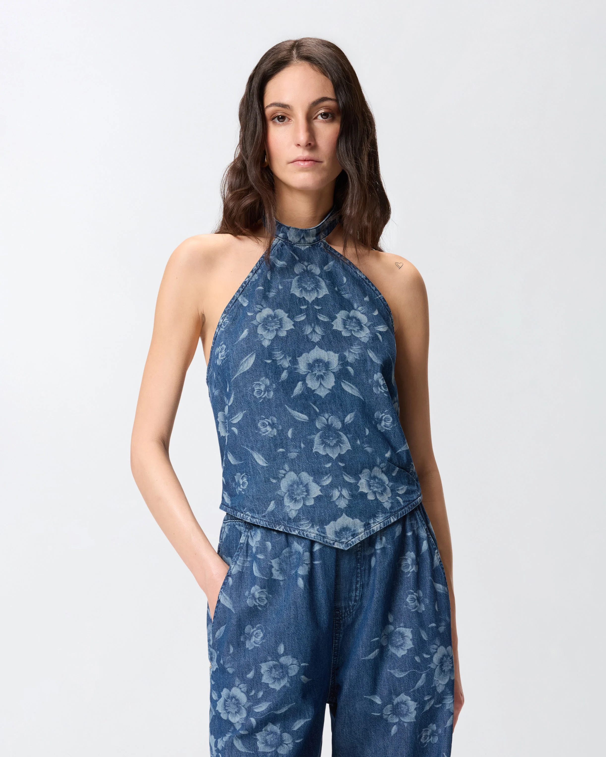 Top in denim floreale