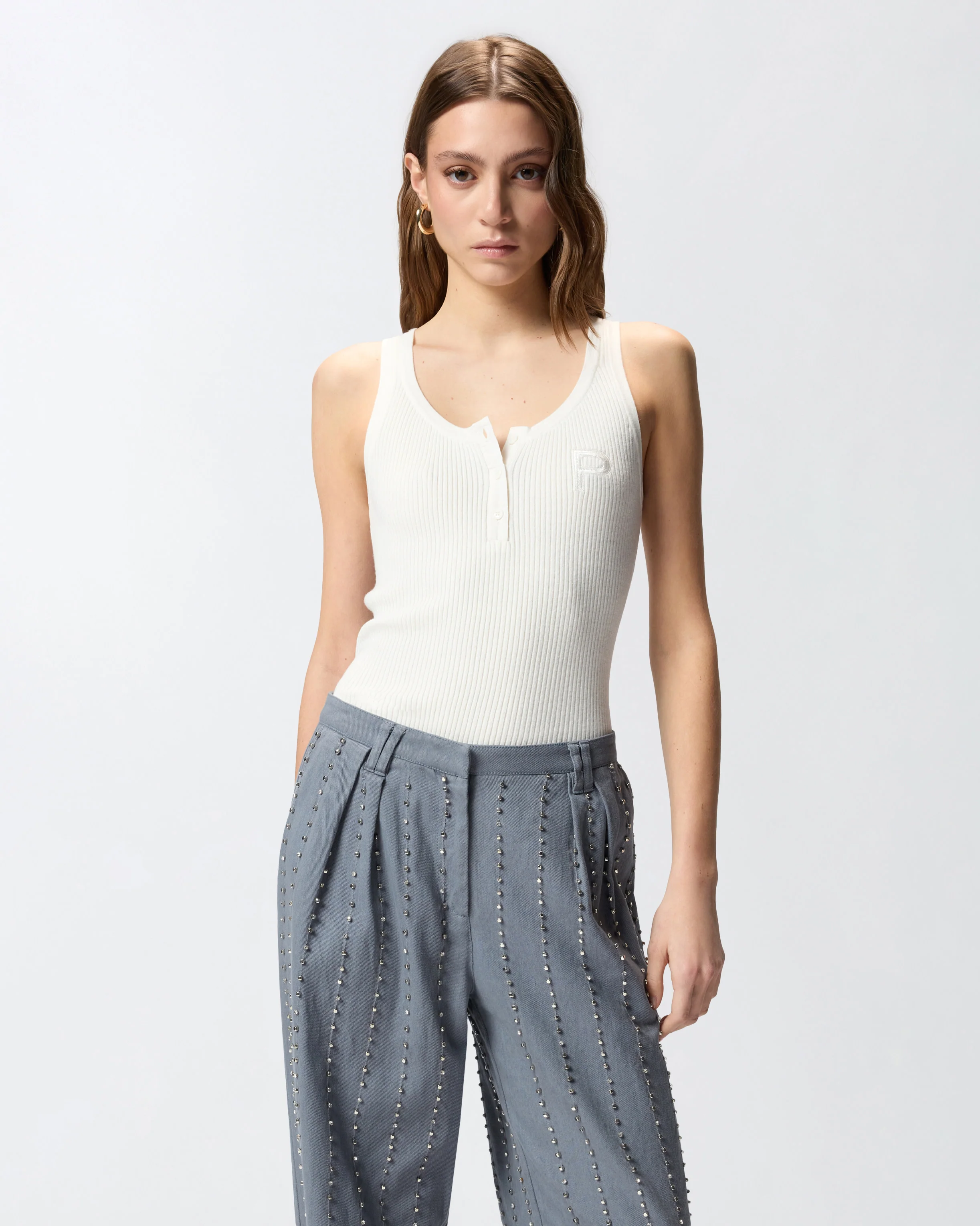 Top smanicato a costine con monogram