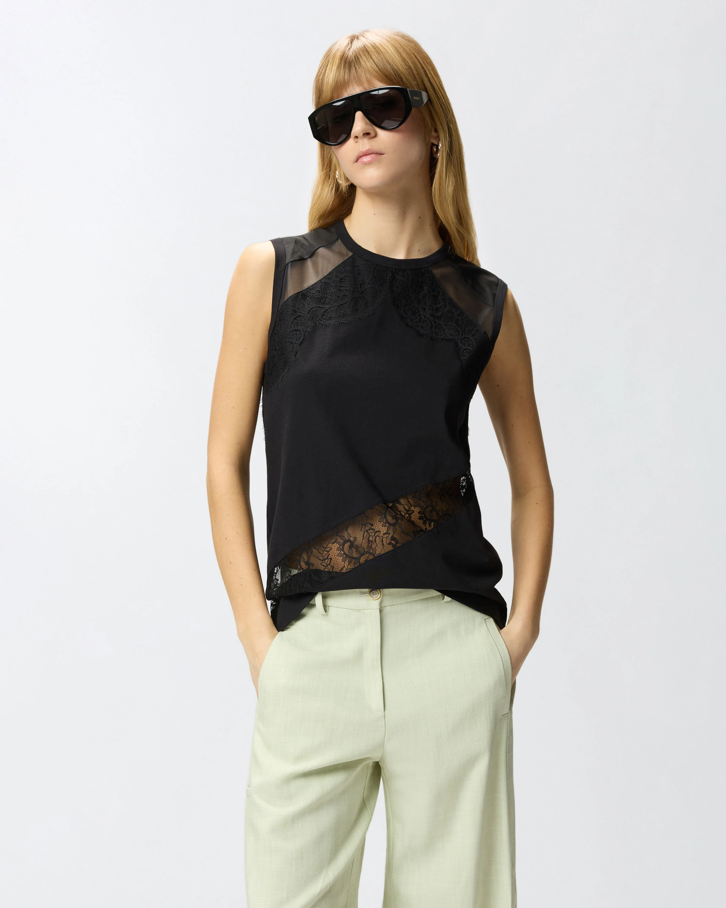 Top smanicato con dettagli in pizzo